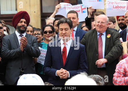 Ilford, Royaume-Uni. 23 mai, 2014. Leader du travail Ed Miliband Ilford visites à féliciter les conseillers locaux du travail après qu'ils ont gagné le contrôle de Redbridge Conseil pour la première fois dans leurs 50 ans d'histoire. Credit : Hot Shots/Alamy Live News Banque D'Images