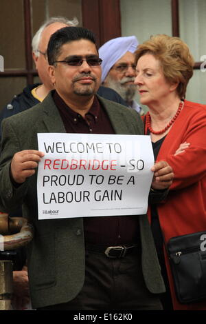 Ilford, Royaume-Uni. 23 mai, 2014. Leader du travail Ed Miliband Ilford visites à féliciter les conseillers locaux du travail après qu'ils ont gagné le contrôle de Redbridge Conseil pour la première fois dans leurs 50 ans d'histoire. Credit : Hot Shots/Alamy Live News Banque D'Images