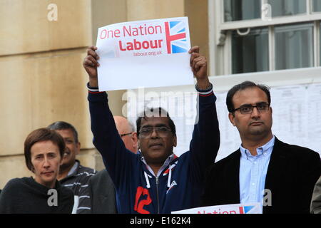 Ilford, Royaume-Uni. 23 mai, 2014. Leader du travail Ed Miliband Ilford visites à féliciter les conseillers locaux du travail après qu'ils ont gagné le contrôle de Redbridge Conseil pour la première fois dans leurs 50 ans d'histoire. Credit : Hot Shots/Alamy Live News Banque D'Images