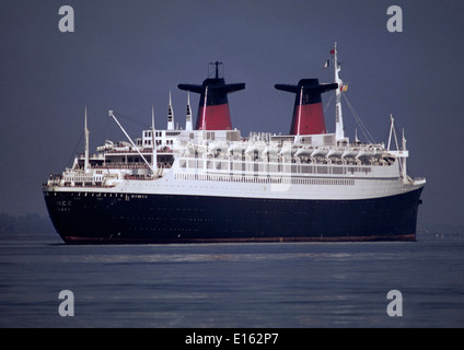 4ème Juin 1973 - Southampton, Angleterre - PAQUEBOT FRANCE LIGNES FRANÇAIS ARRIVE AU PORT. PHOTO:JONATHAN EASTLAND/AJAX Banque D'Images