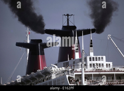 4ème Juin 1973 - Southampton, Angleterre - PAQUEBOT FRANCE LIGNES FRANÇAIS ARRIVE AU PORT. PHOTO:JONATHAN EASTLAND/AJAX Banque D'Images