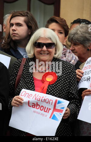 Ilford, Royaume-Uni. 23 mai, 2014. Leader du travail Ed Miliband Ilford visites à féliciter les conseillers locaux du travail après qu'ils ont gagné le contrôle de Redbridge Conseil pour la première fois dans leurs 50 ans d'histoire. Credit : Hot Shots/Alamy Live News Banque D'Images