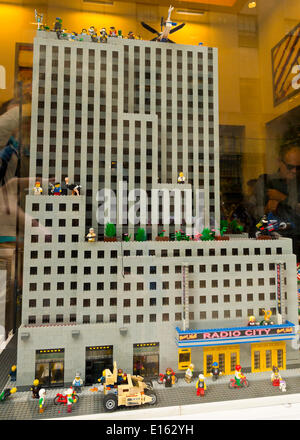 Manhattan, New York, États-Unis - 21 mai 2014 - Dans le Rockefeller Center, le magasin Lego Lego a Miniland avec une récréation de Radio City Music Hall à sa fenêtre d'affichage, à Manhattan. Les bâtiments sont faits de blocs de construction Lego. Banque D'Images