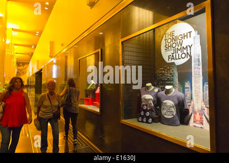 Manhattan, New York, États-Unis - 21 mai 2014 - Au 30 Rockefeller Center, les visiteurs marchent par NBC Studios affichage cas avec T-shirts et des tasses pour l'exposition de ce soir avec Jimmy Fallon, au cours d'une agréable journée de printemps dans le Rockefeller Plaza, le centre de Manhattan. Banque D'Images