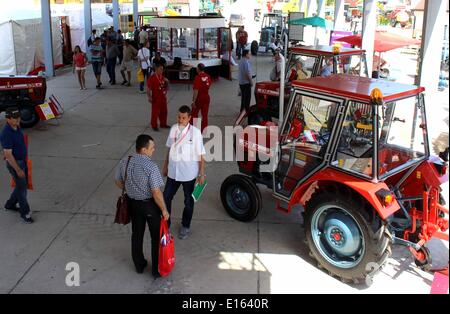 (140524) -- Novi Sad, 24 mai 2014 (Xinhua) -- Photo prise le 23 mai 2014 montre que les machines sont en parade pendant le salon de l'agriculture de Novi Sad, à Novi Sad, Serbie. Environ 1 500 entreprises ont participé à la foire agricole 2014 à Novi Sad, Serbie. La 81e foire agricole internationale qui a ouvert le 20 mai affiche les dernières machines et autres produits de l'industrie agricole, ainsi que le bétail.(Xinhua/Nemanja Cabric) (cy) Banque D'Images