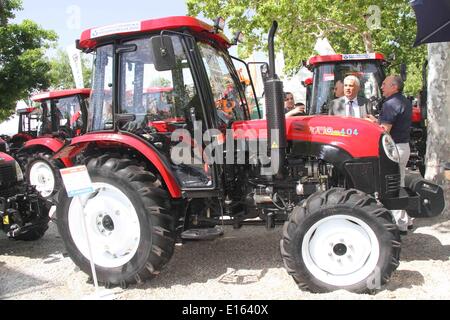 (140524) -- Novi Sad, 24 mai 2014 (Xinhua) -- Photo prise le 23 mai 2014 montre que les machines sont en parade pendant le salon de l'agriculture de Novi Sad, à Novi Sad, Serbie. Environ 1 500 entreprises ont participé à la foire agricole 2014 à Novi Sad, Serbie. La 81e foire agricole internationale qui a ouvert le 20 mai affiche les dernières machines et autres produits de l'industrie agricole, ainsi que le bétail.(Xinhua/Nemanja Cabric) (cy) Banque D'Images