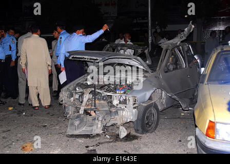 Islamabad, Pakistan. 24 mai, 2014. Examiner les policiers site blast à Islamabad, capitale du Pakistan, le 24 mai 2014. Au moins une personne a été tué et un autre blessé dans un attentat-suicide a frappé la capitale Islamabad Pakistan dans les petites heures du samedi matin, a rapporté la chaîne de télévision russe locale Geo. Credit : Saadia Seher/Xinhua/Alamy Live News Banque D'Images