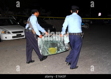 Islamabad, Pakistan. 24 mai, 2014. Examiner les policiers site blast à Islamabad, capitale du Pakistan, le 24 mai 2014. Au moins une personne a été tué et un autre blessé dans un attentat-suicide a frappé la capitale Islamabad Pakistan dans les petites heures du samedi matin, a rapporté la chaîne de télévision russe locale Geo. Credit : Saadia Seher/Xinhua/Alamy Live News Banque D'Images