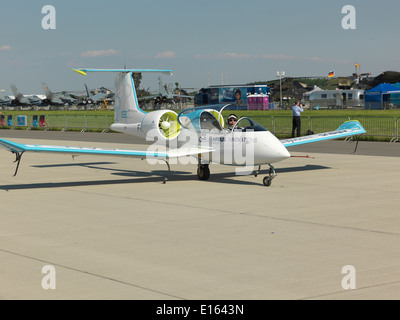 E-Fan - le premier avion électrique de groupe Airbus 'Innovations'. La technologie à deux places et porte-avion d'entraînement. Banque D'Images