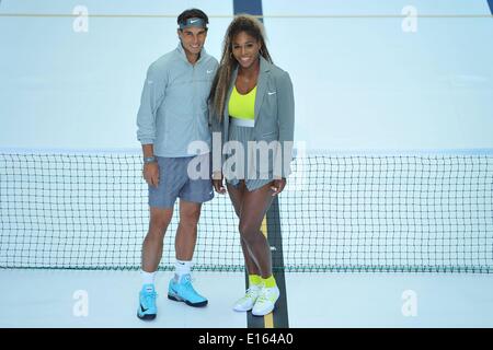 Paris, France. 23 mai, 2014. Piscine Molitor, Paris, France. 23 mai, 2014. La joueuse de tennis Serena Williams nous (L) et de l'Espagne de Rafael Nadal joueur de tennis sont présentées après l'échange de balles sur un court de tennis dans une piscine à la piscine de luxe complexe Molitor à Paris dans le cadre d'une promotion Tennis Nike : Action Crédit Plus Sport/Alamy Live News Banque D'Images