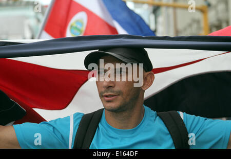 San Jose, Costa Rica. 23 mai, 2014. Un étudiant du Costa Rica assiste à une manifestation demandant au gouvernement de payer les salaires en raison de ses professeurs, à San José, capitale du Costa Rica, le 23 mai 2014. © Kent Gilbert/Xinhua/Alamy Live News Banque D'Images