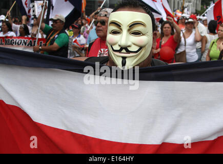 San Jose, Costa Rica. 23 mai, 2014. Les élèves du Costa Rica assister à une manifestation exigeant le gouvernement pour payer leurs salaires en raison des enseignants, à San José, capitale du Costa Rica, le 23 mai 2014. © Kent Gilbert/Xinhua/Alamy Live News Banque D'Images