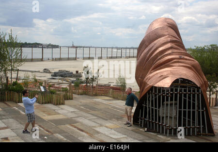 Une partie de la Cooper réplique de la Statue de la liberté dans le New York Harbur se trouve au pont de Brooklyn Park à New York, États-Unis d'Amérique, 18 mai 2014. L'artiste Danh vo qui est né au Vietnam et vit actuellement à Berlin et Mexico a développé l'idée d'une taille originale réplique. Photo : Christina Horsten/dpa Banque D'Images