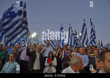 Athènes, Grèce. 23 mai, 2014. Nea Dimokratia spectateurs assister Antonis Samnaras discours tout en agitant des drapeaux grecs dans la place Syntagma .Le premier ministre Antonis Samaras a prononcé son message avec la nouvelle démocratie électorale Place Syntagma. La campagne s'avance sur les prochaines élections européennes et le second tour des élections. Crédit : George/Panagakis Pacific Press/Alamy Live News Banque D'Images