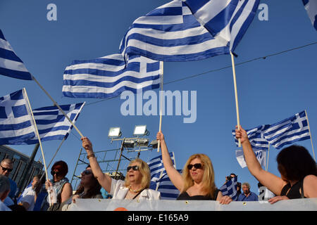 Athènes, Grèce. 23 mai, 2014. Les partisans de la démocratie nouvelle vague des drapeaux grecs et crier des slogans de soutien à leur leader .Le premier ministre Antonis Samaras a prononcé son message avec la nouvelle démocratie électorale Place Syntagma. La campagne s'avance sur les prochaines élections européennes et le second tour des élections. Crédit : George/Panagakis Pacific Press/Alamy Live News Banque D'Images