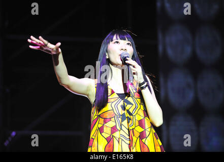 Beijing, Chine. 23 mai, 2014. Si un chanteur lors du spectacle "Nous pouvons-nous !", une tournée de concerts à l'échelle du pays de l'augmentation des groupes et chanteurs, au gymnase des Ouvriers de Beijing à Beijing, capitale de Chine, le 23 mai 2014. Credit : Xiao Xiao/Xinhua/Alamy Live News Banque D'Images