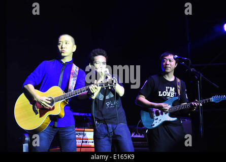 Beijing, Chine. 23 mai, 2014. Ballad singer Hao Yun (1re L) lors du spectacle "Nous pouvons-nous !", une tournée de concerts à l'échelle du pays de l'augmentation des groupes et chanteurs, au gymnase des Ouvriers de Beijing à Beijing, capitale de Chine, le 23 mai 2014. Credit : Xiao Xiao/Xinhua/Alamy Live News Banque D'Images