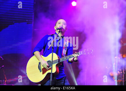 Beijing, Chine. 23 mai, 2014. Ballad singer Hao Yun lors du spectacle "Nous pouvons-nous !", une tournée de concerts à l'échelle du pays de l'augmentation des groupes et chanteurs, au gymnase des Ouvriers de Beijing à Beijing, capitale de Chine, le 23 mai 2014. Credit : Xiao Xiao/Xinhua/Alamy Live News Banque D'Images