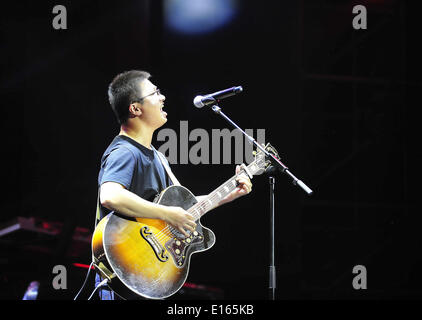 Beijing, Chine. 23 mai, 2014. Ballade folk singer Li Zhi lors du spectacle "Nous pouvons-nous !", une tournée de concerts à l'échelle du pays de l'augmentation des groupes et chanteurs, au gymnase des Ouvriers de Beijing à Beijing, capitale de Chine, le 23 mai 2014. Credit : Xiao Xiao/Xinhua/Alamy Live News Banque D'Images