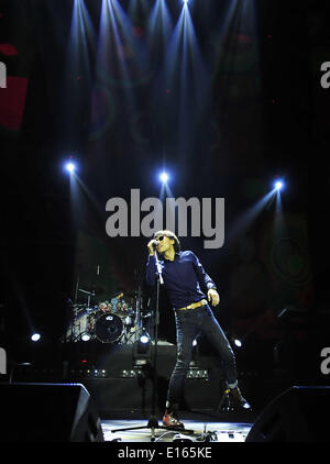 Beijing, Chine. 23 mai, 2014. Un membre du groupe de rock Plan de fuite lors du spectacle "Nous pouvons-nous !", une tournée de concerts à l'échelle du pays de l'augmentation des groupes et musiciens, au gymnase des Ouvriers de Beijing à Beijing, capitale de Chine, le 23 mai 2014. Credit : Xiao Xiao/Xinhua/Alamy Live News Banque D'Images