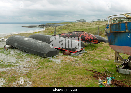 Currachs, bateaux de pêche traditionnels irlandais, situé sur la plage d'Inisheer, tournée vers la plus petite des îles d'Aran, République d'Irlande. Banque D'Images