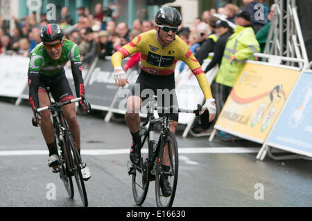 Aberystwyth, Pays de Galles, Royaume-Uni. 23 mai, 2014. Felix anglais de l'équipe Rapha Condor JLT célèbre sa victoire dans le Pearl Izumi Tour autour de 4 à Aberystwyth en avant de NFTO Pro Cycling's Jon moule. Avec des coéquipiers, médaillé d'or olympique, Ed Clancy MBE et Graham Briggs & 3ème finition 8e respectivement, l'équipe Rapha Condor JLT a également pris la 1ère place dans l'épreuve par équipe. Crédit : Jon Freeman/Alamy Live News Banque D'Images