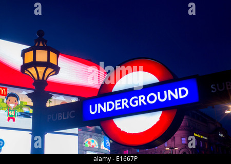 Piccadilly Circus London Underground Tube néon signe et annonce des écrans publicitaires board London England UK Banque D'Images