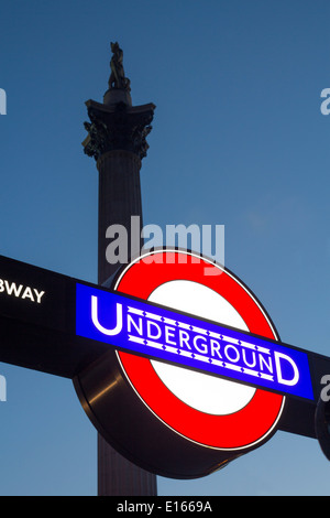 Trafalgar Square Tube métro station de métro cocarde signe avec la Colonne Nelson au-dessus de London England UK Banque D'Images