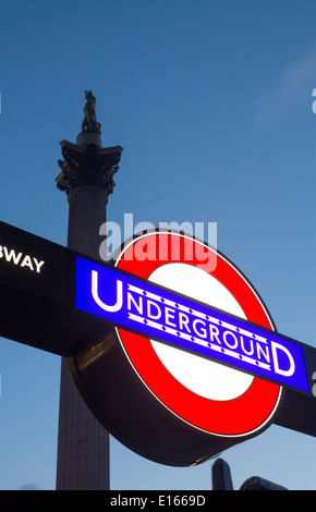 Trafalgar Square Tube métro station de métro cocarde signe avec la Colonne Nelson au-dessus de London England UK Banque D'Images