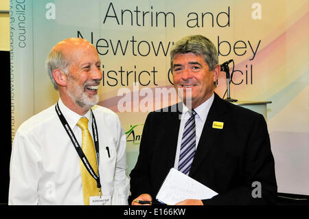 Belfast, Irlande du Nord. 23 mai 2014 - David Ford et Billy Webb (Alliance Canadienne) à l'élection du conseil local en Irlande du Nord Crédit : Stephen Barnes/Alamy Live News Banque D'Images