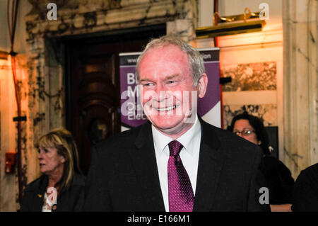 Belfast, Irlande du Nord. 23 mai 2014 - vice-premier ministre, Martin McGuinness félicite le Sinn Fein à candates les élections locales en Irlande du Nord Crédit : Stephen Barnes/Alamy Live News Banque D'Images