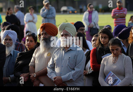 (140524) -- Vancouver (Canada), le 23 mai 2014 (Xinhua) -- les résidents indiens d'âges différents se rassemblent à la veillée pour commémorer le 100e anniversaire de la "tragédie" du Komagata Maru à Surrey, Canada, le 23 mai 2014. Des centaines de résidants indiens participent à une veillée aux chandelles le vendredi pour commémorer le 100e anniversaire de la "tragédie" du Komagata Maru pour évoquer l'attention sur la question du racisme au Canada. Le 23 mai 1914, le Komagata Maru, un navire à vapeur japonais, est arrivé à Vancouver's Coal Harbour transportant 376 passagers en provenance de l'Inde. Après avoir passé deux mois à l'ancre, le gouvernement a refusé à tous les Banque D'Images