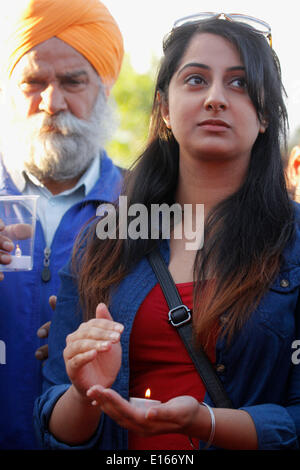 (140524) -- Vancouver (Canada), le 23 mai 2014 (Xinhua) -- les résidents indiens d'âges différents se rassemblent à la veillée pour commémorer le 100e anniversaire de la "tragédie" du Komagata Maru à Surrey, Canada, le 23 mai 2014. Des centaines de résidants indiens participent à une veillée aux chandelles le vendredi pour commémorer le 100e anniversaire de la "tragédie" du Komagata Maru pour évoquer l'attention sur la question du racisme au Canada. Le 23 mai 1914, le Komagata Maru, un navire à vapeur japonais, est arrivé à Vancouver's Coal Harbour transportant 376 passagers en provenance de l'Inde. Après avoir passé deux mois à l'ancre, le gouvernement a refusé à tous les Banque D'Images