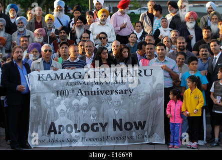 (140524) -- Vancouver (Canada), le 23 mai 2014 (Xinhua) -- les résidents indiens d'âges différents se rassemblent à la veillée pour commémorer le 100e anniversaire de la "tragédie" du Komagata Maru à Surrey, Canada, le 23 mai 2014. Des centaines de résidants indiens participent à une veillée aux chandelles le vendredi pour commémorer le 100e anniversaire de la "tragédie" du Komagata Maru pour évoquer l'attention sur la question du racisme au Canada. Le 23 mai 1914, le Komagata Maru, un navire à vapeur japonais, est arrivé à Vancouver's Coal Harbour transportant 376 passagers en provenance de l'Inde. Après avoir passé deux mois à l'ancre, le gouvernement a refusé de Banque D'Images