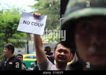 Bangkok, Thaïlande. 24 mai, 2014. Un protestataire assiste à un coup d'anti-manifestation à Bangkok, Thaïlande, le 24 mai 2014. L'armée thaïlandaise le jeudi ont organisé un coup d'Etat pour renverser un gouvernement élu et le parlement et d'abolir la constitution après des mois d'un conflit politique non résolu. Yinze Crédit : Li/Xinhua/Alamy Live News Banque D'Images