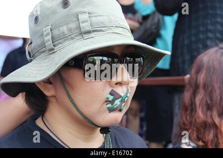 Bangkok, Thaïlande. 24 mai, 2014. Un protestataire assiste à un coup d'anti-manifestation à Bangkok, Thaïlande, le 24 mai 2014. L'armée thaïlandaise le jeudi ont organisé un coup d'Etat pour renverser un gouvernement élu et le parlement et d'abolir la constitution après des mois d'un conflit politique non résolu. Yinze Crédit : Li/Xinhua/Alamy Live News Banque D'Images