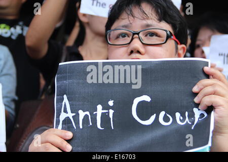 Bangkok, Thaïlande. 24 mai, 2014. Un protestataire assiste à un coup d'anti-manifestation à Bangkok, Thaïlande, le 24 mai 2014. L'armée thaïlandaise le jeudi ont organisé un coup d'Etat pour renverser un gouvernement élu et le parlement et d'abolir la constitution après des mois d'un conflit politique non résolu. Yinze Crédit : Li/Xinhua/Alamy Live News Banque D'Images