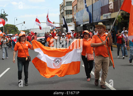 San Jose, Costa Rica. 23 mai, 2014. Les gens tiennent des drapeaux, au cours d'une manifestation à San José, capitale du Costa Rica, le 23 mai 2014. Étudiants et enseignants ont participé à une manifestation pour réclamer les arriérés de salaires de la part du gouvernement, selon la presse locale. Credit : Kent Gilbert/Xinhua/Alamy Live News Banque D'Images