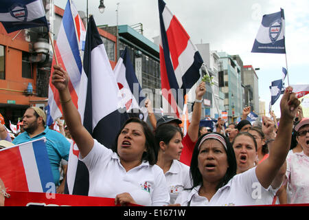 San Jose, Costa Rica. 23 mai, 2014. Les gens crient des slogans, au cours d'une manifestation à San José, capitale du Costa Rica, le 23 mai 2014. Étudiants et enseignants ont participé à une manifestation pour réclamer les arriérés de salaires de la part du gouvernement, selon la presse locale. Credit : Kent Gilbert/Xinhua/Alamy Live News Banque D'Images