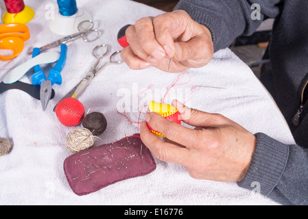 Les mains d'experts pour élaborer des boules de cuir sport pelote basque traditionnel Banque D'Images