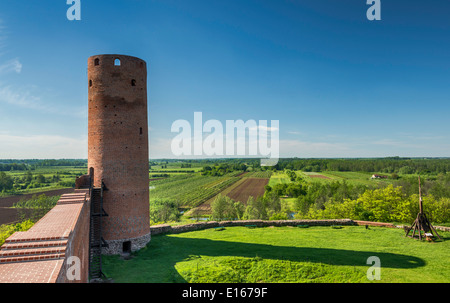 La tour sud, au château médiéval ruiné Princes de Mazovie Mazovie plus lisse près du village de Czersk, Mazovie, Pologne Banque D'Images