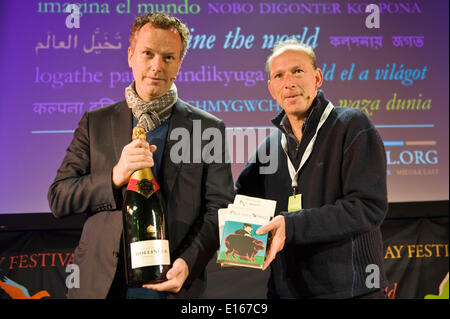 Présentation de Bollinger Everyman Wodehouse Prix décerné à Edward St Aubyn (gauche) pour son livre 'Lost for Words' par William Seighart (à droite) à Hay Festival 2014 ©Jeff Morgan Banque D'Images