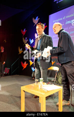 Hay-on-Wye, Powys, au Royaume-Uni. 24 mai 2014. William Sieghart (R) présente meilleur auteur de vente Edward St Aubyn (L) avec un jéroboam de Champagne Bollinger à l'Hay Festival Award pour l'Everyman Wodehouse Bollinger Prize for Fiction comique. Le Hay Festival de la littérature et des Arts célèbre sa 27e année au Pays de Galles. Credit : Graham M. Lawrence/Alamy Live News. Banque D'Images