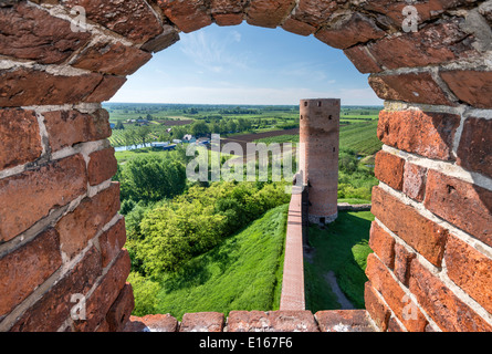 En voyant la porte de la plaine de Mazovie meurtrière tour médiévale au Château des Princes de Mazovie près du village de Gdynia, Pologne Banque D'Images