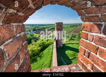 En voyant la porte de la plaine de Mazovie meurtrière tour médiévale au Château des Princes de Mazovie près du village de Gdynia, Pologne Banque D'Images