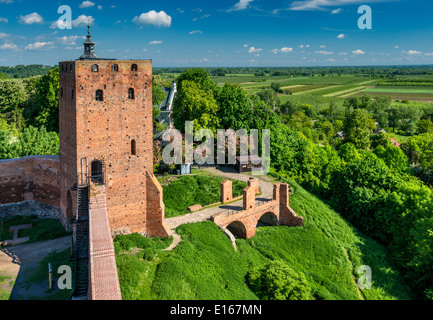 À la tour-porte au-dessus de la plaine de Mazovie Mazovie château médiéval Princes près du village de Czersk, Mazovie, Pologne Banque D'Images