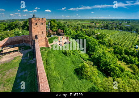 À la tour-porte au-dessus de la plaine de Mazovie Mazovie château médiéval Princes près du village de Czersk, Mazovie, Pologne Banque D'Images