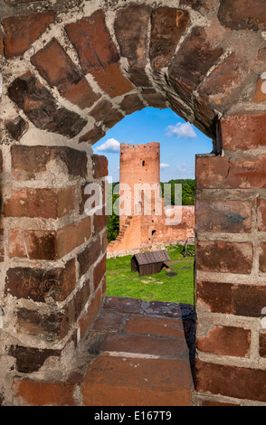 Tour ouest vu par meurtrière à tour sud de Princes de Mazovie château médiéval près du village de Czersk, Mazovie, Pologne Banque D'Images