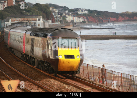 Une locomotive diesel quand il quitte la station de Dawlish, sur la côte sud du Devon en direction du sud ouest Banque D'Images