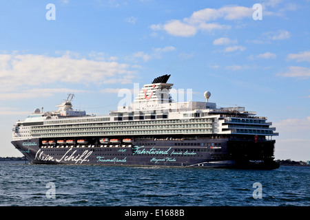 9138. Bateau de croisière TUI Mein Schiff au large de St Peter Port, Guernsey, Channel Islands, Royaume-Uni, Europe Banque D'Images